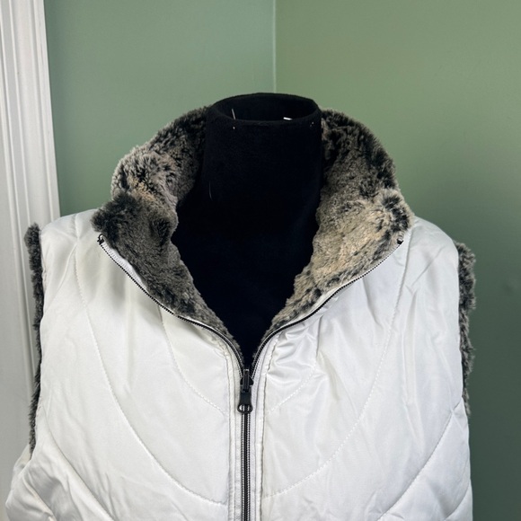 Recollections reversible white puffer/fur vest XL - Picture 3 of 12